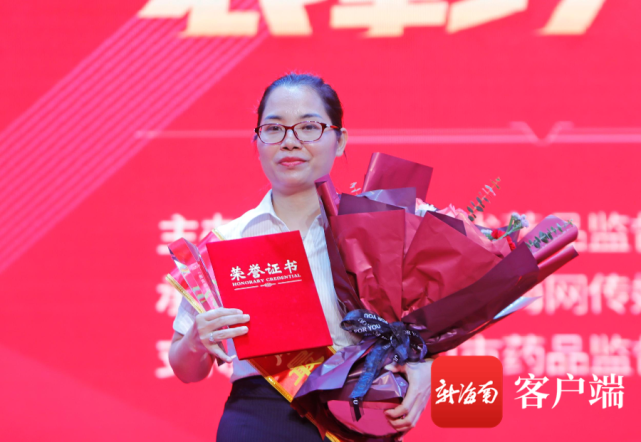 揭曉第九位最美執(zhí)業(yè)藥師——王英。記者 汪承賢攝