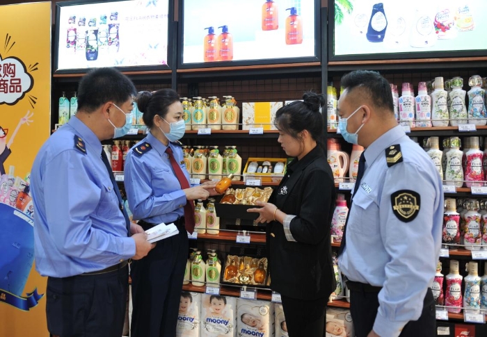 圖為該局工作人員在大型商超進(jìn)口化妝品專柜進(jìn)行檢查。