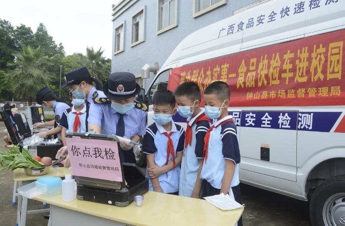圖為快速檢測現(xiàn)場。（鐘人木）