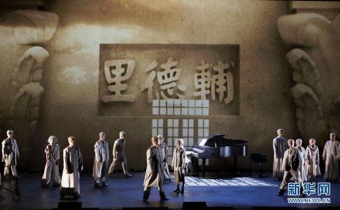 《輔德里》劇照（4月22日攝）。原創(chuàng)紅色戲劇《輔德里》將共產(chǎn)黨人衣冠冢藏文件的故事搬上舞臺(tái)，主創(chuàng)是平均年齡28歲的年輕團(tuán)隊(duì)。新華社記者 劉穎 攝