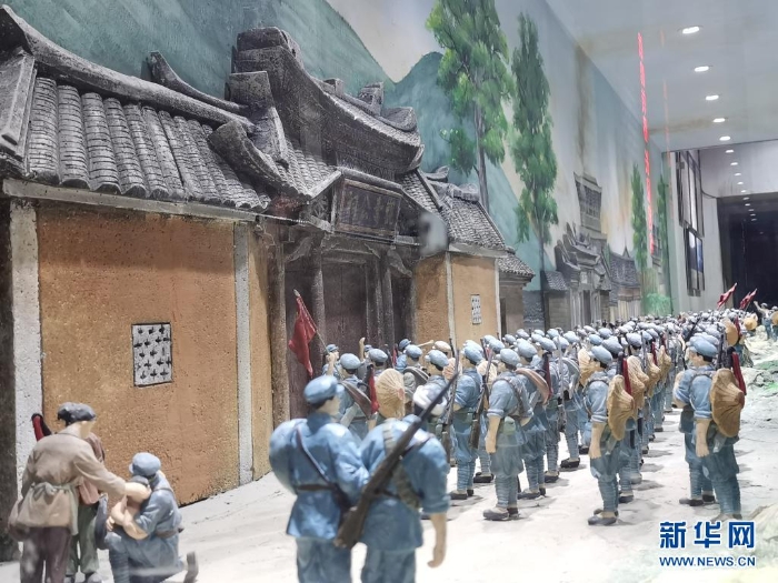 這是在福建省長(zhǎng)汀縣中復(fù)村拍攝的紅軍長(zhǎng)征出發(fā)動(dòng)員會(huì)微型雕塑（4月27日攝）。新華社記者秦宏攝