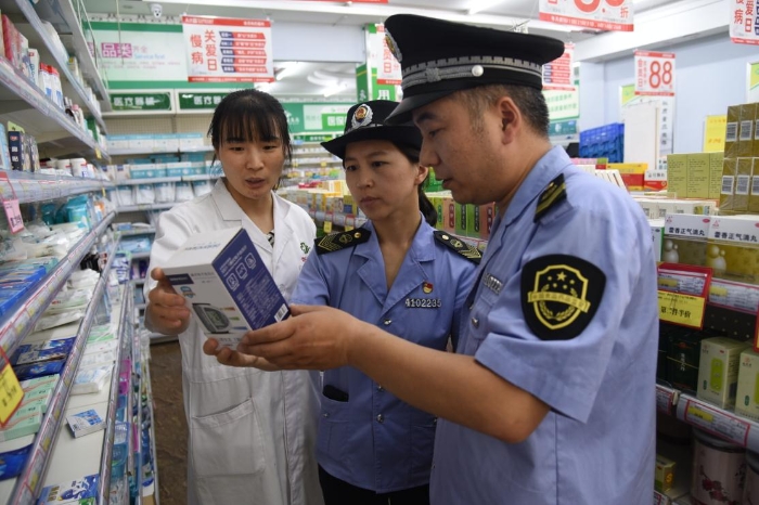 圖為檢查人員正在一家企業(yè)檢查電子血壓計。