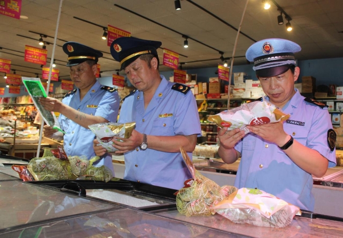 圖為該局執(zhí)法人員在一超市檢查粽子包裝及標簽標識。