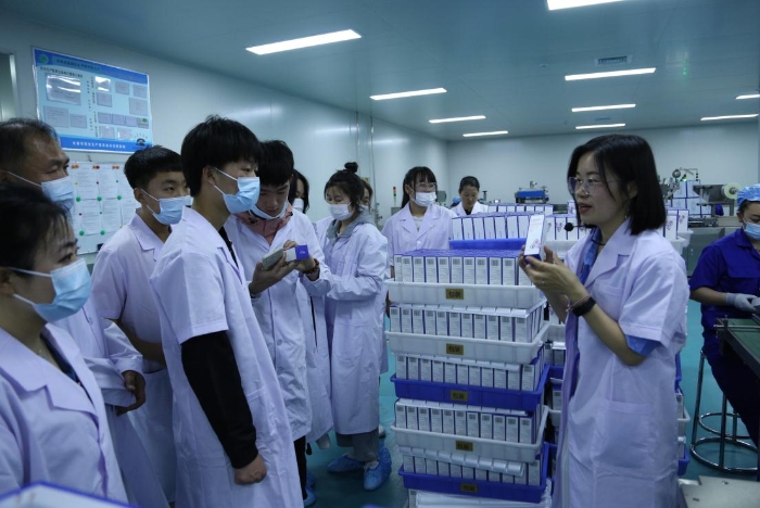 圖為化妝品生產(chǎn)企業(yè)公眾開放日暨科普大講堂活動。