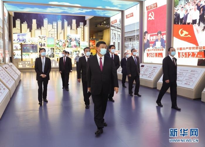 6月18日，黨和國家領(lǐng)導(dǎo)人習近平、李克強、栗戰(zhàn)書、汪洋、王滬寧、趙樂際、韓正、王岐山等在中國共產(chǎn)黨歷史展覽館參觀“‘不忘初心、牢記使命’中國共產(chǎn)黨歷史展覽”。新華社記者 鞠鵬 攝