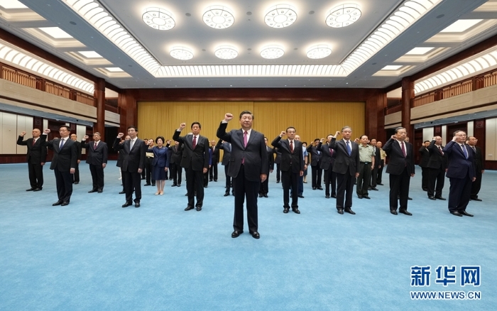 6月18日，黨和國家領(lǐng)導(dǎo)人習近平、李克強、栗戰(zhàn)書、汪洋、王滬寧、趙樂際、韓正、王岐山等在中國共產(chǎn)黨歷史展覽館參觀“‘不忘初心、牢記使命’中國共產(chǎn)黨歷史展覽”。這是參觀結(jié)束后，習近平帶領(lǐng)黨員領(lǐng)導(dǎo)同志一起重溫入黨誓詞。新華社記者 李學仁 攝