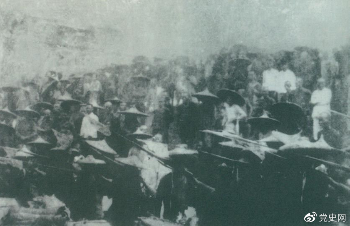 1926年7月9日，國(guó)民革命軍開(kāi)始北伐。兩天后，北伐軍的先頭部隊(duì)葉挺獨(dú)立團(tuán)攻占了長(zhǎng)沙。然后向武漢進(jìn)攻。一路上，迅猛發(fā)展的農(nóng)民運(yùn)動(dòng)有力地配合了北伐戰(zhàn)爭(zhēng)。在湖南、江西、湖北，農(nóng)民運(yùn)動(dòng)越來(lái)越引人注目。這是支援北伐戰(zhàn)爭(zhēng)的農(nóng)民自衛(wèi)軍。