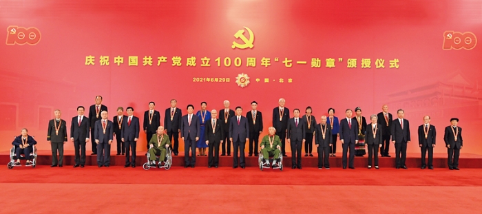2021年6月29日，慶祝中國共產(chǎn)黨成立100周年“七一勛章”頒授儀式在北京人民大會堂金色大廳隆重舉行。習近平等領(lǐng)導同志同“七一勛章”獲得者合影。 新華社記者 謝環(huán)馳/攝