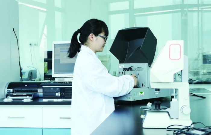 浙江省醫(yī)療器械檢驗(yàn)研究院生物醫(yī)學(xué)光學(xué)重點(diǎn)實(shí)驗(yàn)室的研究人員在進(jìn)行接觸鏡透氧試驗(yàn)。浙江省醫(yī)療器械檢驗(yàn)研究院供圖