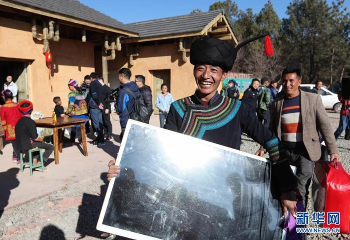 在四川省昭覺縣三河村的易地扶貧安置點，彝族群眾馬海日聰喜搬新居（2019年2月11日攝）。新華社記者 江宏景 攝