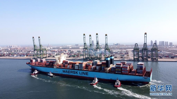 一艘載有集裝箱的貨輪駛?cè)胩旖蚋鄞a頭（2月22日攝，無人機照片）。新華社記者 趙子碩 攝