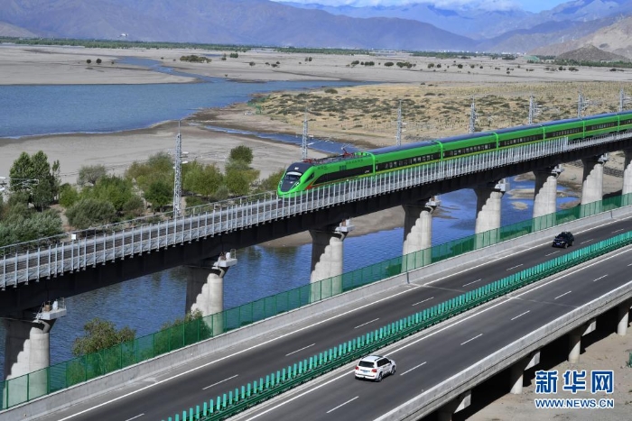 試運行的復興號列車行駛在雅魯藏布江畔（6月16日攝）。新華社記者 覺果 攝