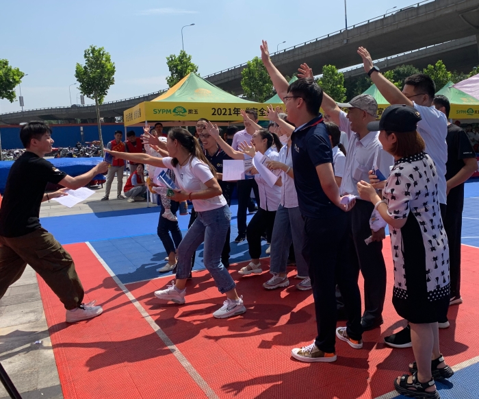 圖為現(xiàn)場群眾積極踴躍參與有獎競答。（齊桂榕 攝）