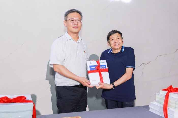 器審中心給中國醫(yī)療器械博物館贈(zèng)書  器審中心供圖