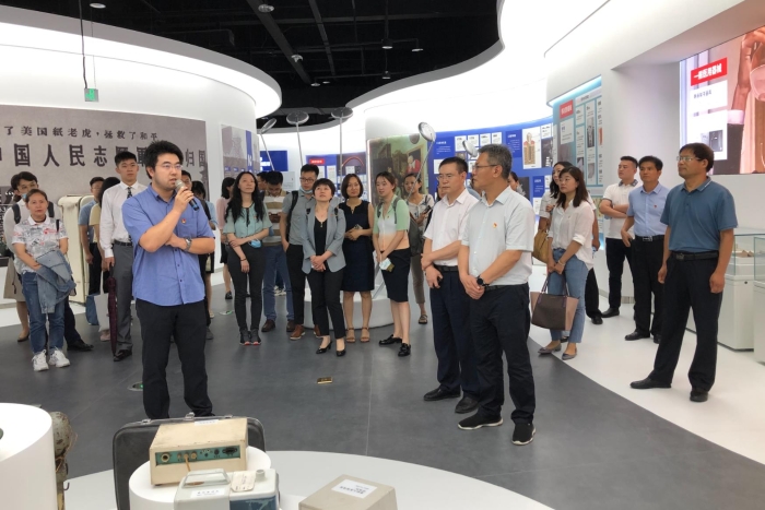 器審中心的審評(píng)員在給參觀人員介紹部分醫(yī)療器械產(chǎn)品。（蔣紅瑜攝）