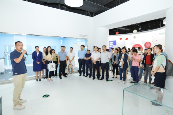 器審中心的審評(píng)員在給參觀人員介紹部分醫(yī)療器械產(chǎn)品。