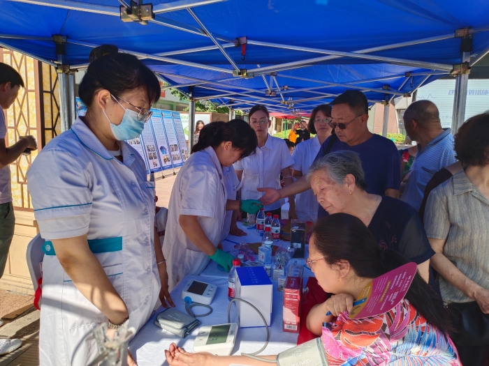 圖為甘肅省“醫(yī)療器械安全宣傳周”主題宣傳展覽活動專家咨詢現(xiàn)場 圖為甘肅省“醫(yī)療器械安全宣傳周”主題宣傳展覽活動專家咨詢現(xiàn)場