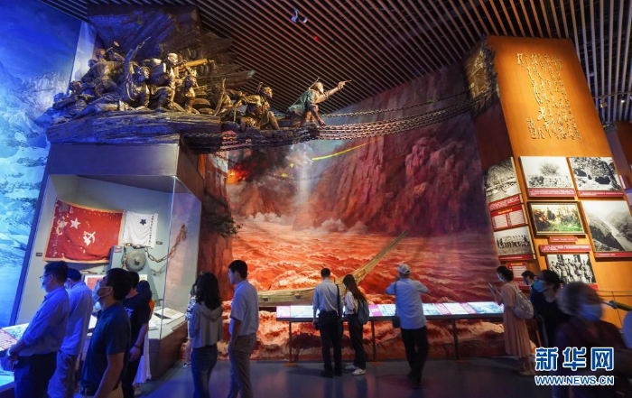 觀眾在中國(guó)共產(chǎn)黨歷史展覽館“‘不忘初心、牢記使命’中國(guó)共產(chǎn)黨歷史展覽”上觀看飛奪瀘定橋展陳（7月15日攝）?！⌒氯A社記者 陳曄華 攝