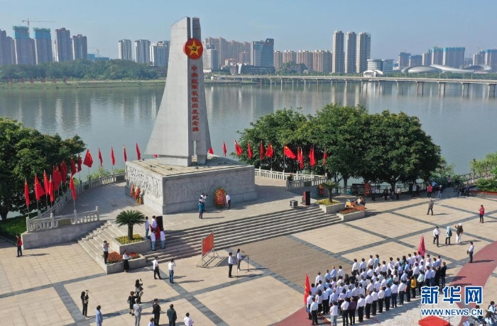 人們?cè)诮魇∮诙伎h中央紅軍長(zhǎng)征出發(fā)紀(jì)念碑前參加紀(jì)念活動(dòng)（4月30日攝，無(wú)人機(jī)照片）。　新華社記者 萬(wàn)象 攝