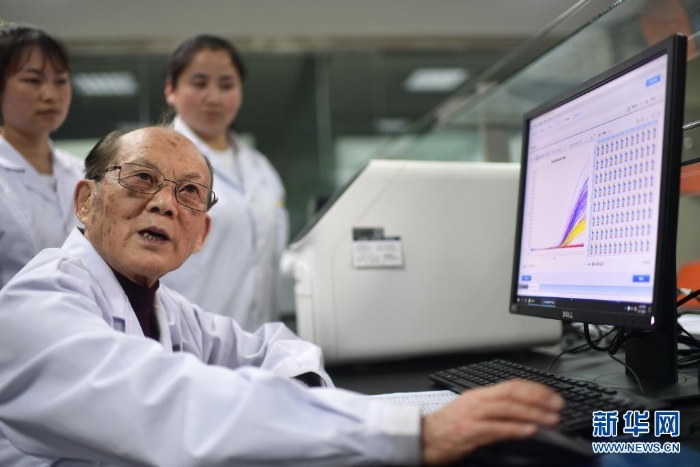 吳天一（前）在青海西寧的實(shí)驗(yàn)室內(nèi)和學(xué)生討論（6月17日攝）。　新華社記者 張宏祥 攝