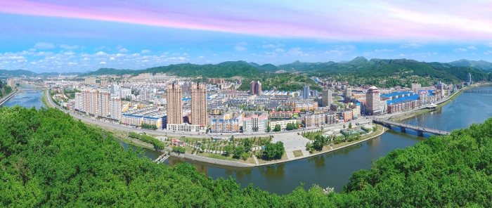 圖1為全國(guó)首個(gè)“中國(guó)醫(yī)藥城”——吉林省通化市。 