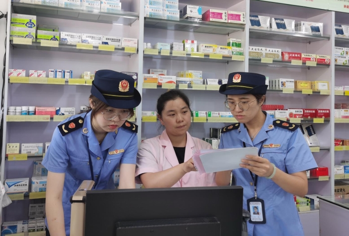 圖為該局執(zhí)法人員正在一家涉網(wǎng)藥店內(nèi)檢查其藥品網(wǎng)售情況。