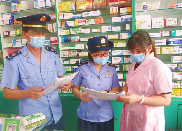 圖為8月21日，該局執(zhí)法人員深入藥店開(kāi)展藥品零售企業(yè)疫情防控的監(jiān)督檢查。