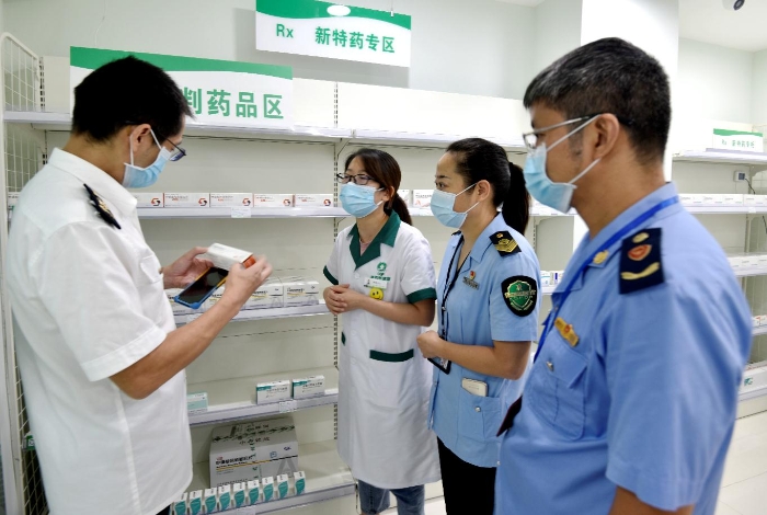 圖為執(zhí)法人員在一家藥店檢查。