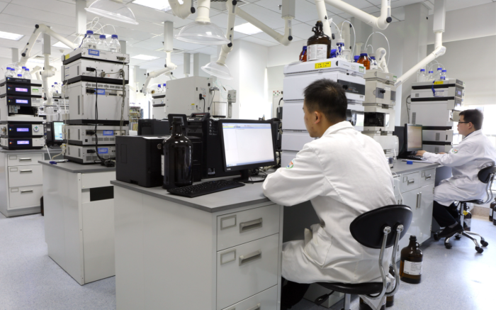 圖為湖北省藥品監(jiān)督檢驗(yàn)研究院中藥質(zhì)量控制重點(diǎn)實(shí)驗(yàn)室科研人員進(jìn)行配方顆粒標(biāo)準(zhǔn)研究，拍攝人：馮頌橋