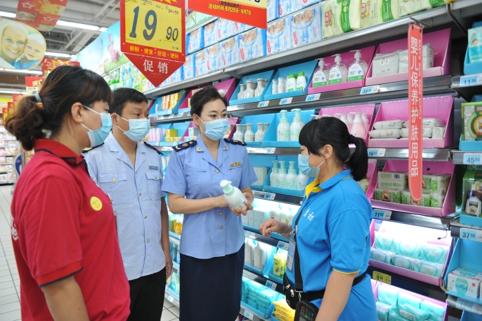 圖為執(zhí)法人員對化妝品進行檢查。