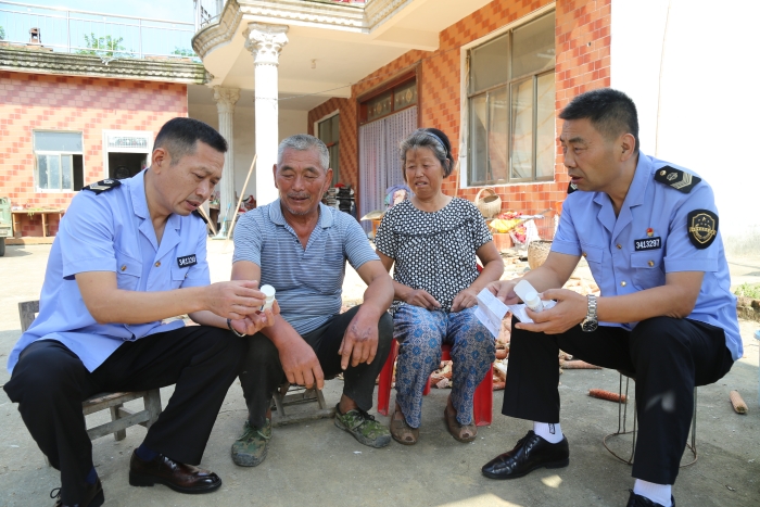 圖為該局會龍市場監(jiān)管所監(jiān)管人員向群眾宣傳安全用藥常識。