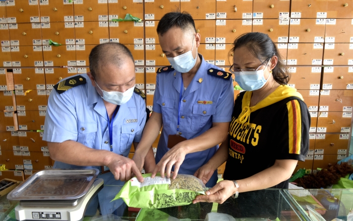 圖為該局清溪鎮(zhèn)市場監(jiān)管所執(zhí)法人員在一家藥店檢查。