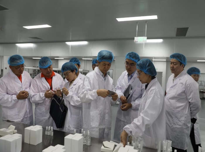 圖為山東省藥監(jiān)局率專家組在企業(yè)調(diào)研。
