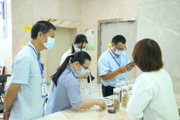 圖為工作人員向市民代表講解中藥材（枸杞、菊花等）真?zhèn)舞b別知識(shí)。