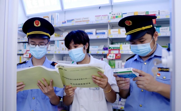 執(zhí)法人員查看藥店網(wǎng)絡(luò)藥品銷售登記并核對處方藥處方單