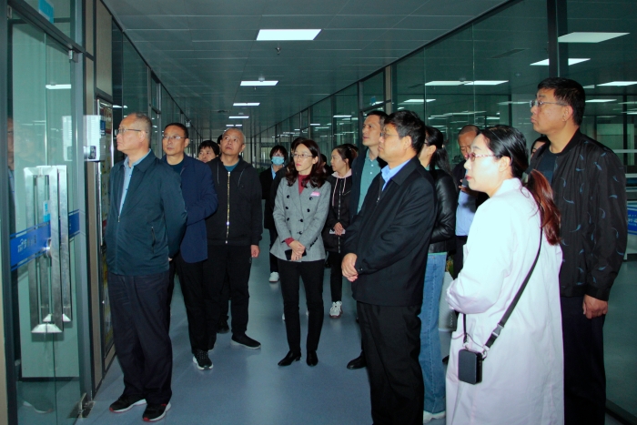 藥品監(jiān)管部門代表現(xiàn)場觀摩了楊凌步長制藥有限公司醫(yī)藥現(xiàn)代化生產(chǎn)基地01.jpg賀一辰攝