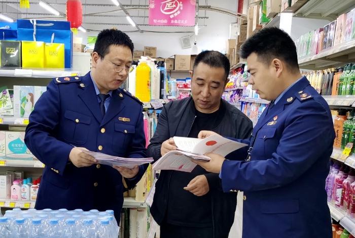 圖為工作人員向化妝品經(jīng)營者宣傳《化妝品監(jiān)督管理條例》