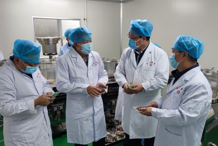 圖為甘肅省藥監(jiān)局指導(dǎo)組實(shí)地察看“甘肅方劑”配制生產(chǎn)現(xiàn)場(chǎng)