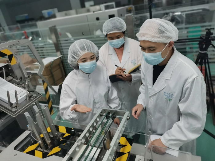 圖為藥品包裝線檢查現(xiàn)場。