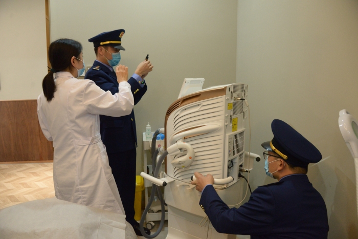 圖為執(zhí)法人員在一家美容機構(gòu)對藥械產(chǎn)品等進(jìn)行核查。