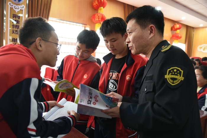 圖為工作人員向?qū)W生講解安全用藥知識。