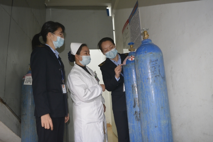 圖為執(zhí)法人員在某醫(yī)療單位檢查醫(yī)用氧。