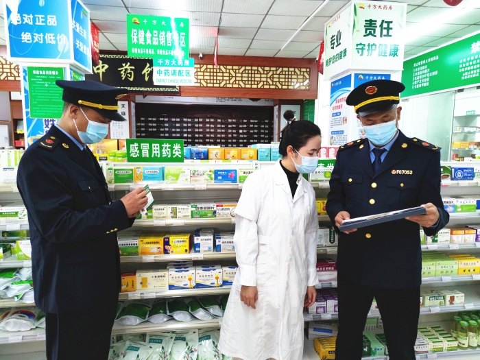 圖為執(zhí)法人員在一家藥店檢查。