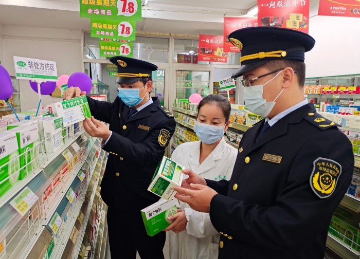 圖為10月5日執(zhí)法人員在一家藥店檢查。