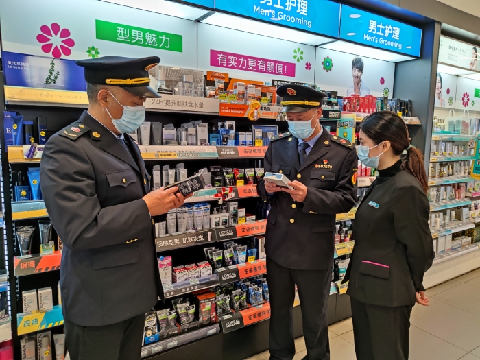 圖為執(zhí)法人員在一家化妝品專(zhuān)賣(mài)店檢查。