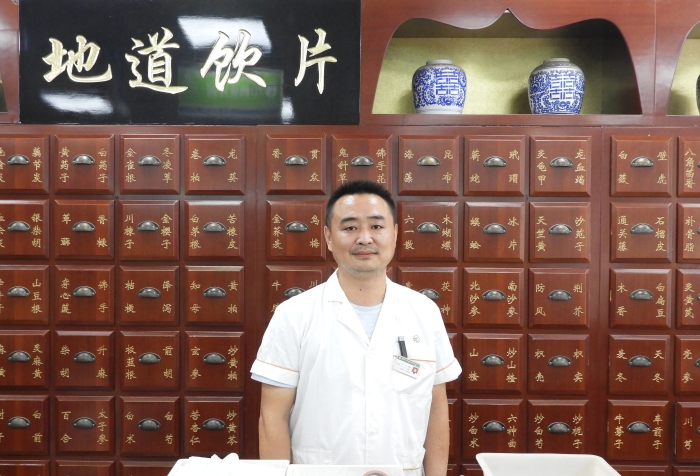 5-2.安徽省-蕪湖市-鏡湖區(qū) -安徽元初藥房連鎖有限公司蕪湖九華中路二分店-劉冰（工作照）