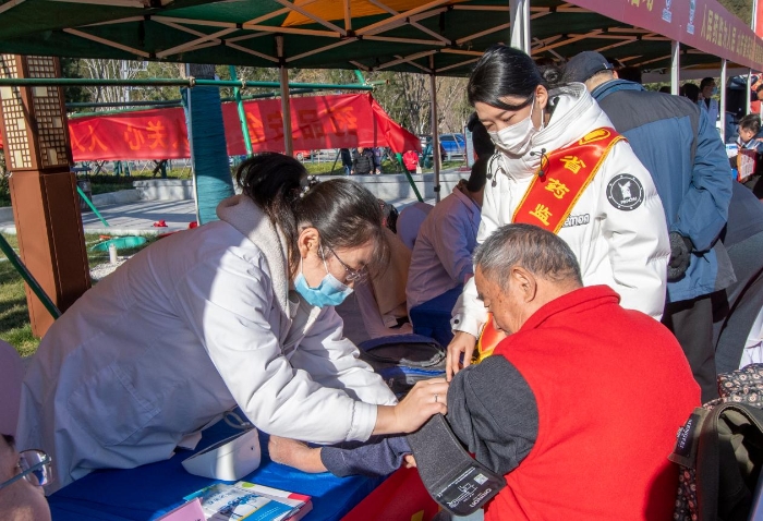 圖為醫(yī)護(hù)人員為群眾免費(fèi)測(cè)量血壓并提供了健康用藥指導(dǎo)。