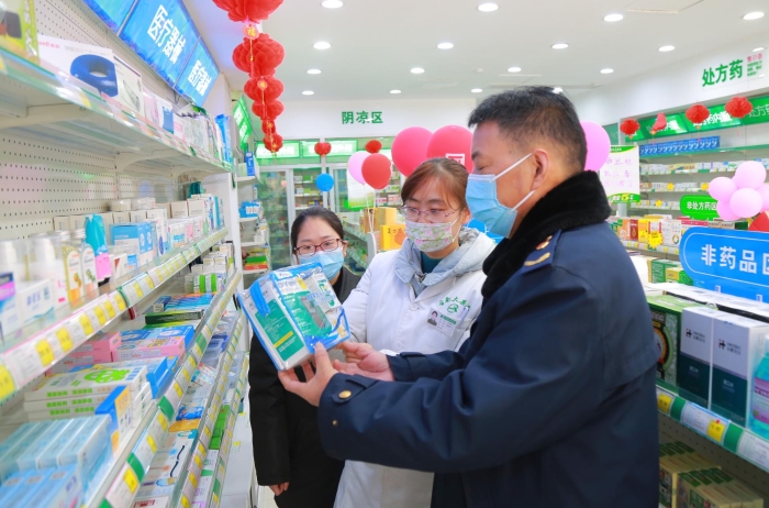 圖為該局監(jiān)管人員在一家藥店檢查。（楊發(fā)苗 攝）