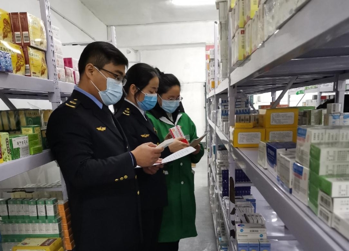 圖為該分局監(jiān)管人員在一家藥品零售連鎖企業(yè)檢查。