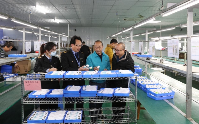 圖為河池檢查分局深入額溫槍生產(chǎn)企業(yè)現(xiàn)場檢查指導